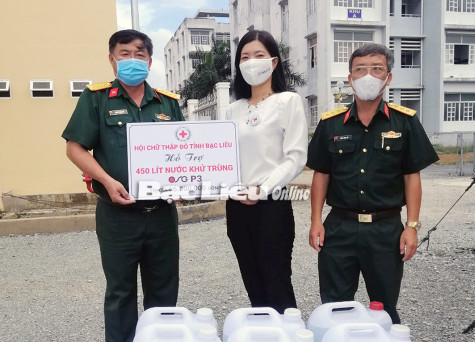 Tặng 920 lít dung dịch sát khuẩn cho các đơn vị làm nhiệm vụ phòng, chống dịch