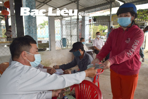 Huyện Hòa Bình: Hỗ trợ kịp thời cho người lao động gặp khó khăn do dịch COVID-19