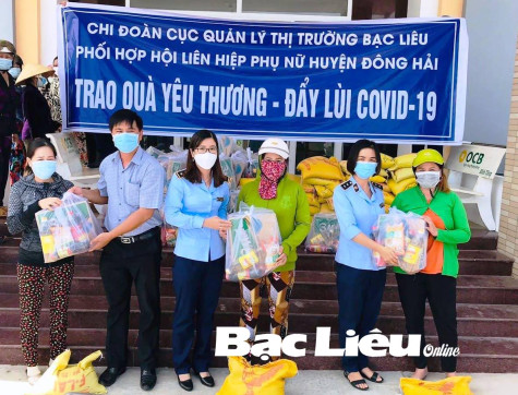 Chi đoàn Cục QLTT tỉnh: Tặng 100 phần quà cho người dân có hoàn cảnh khó khăn ở huyện Đông Hải
