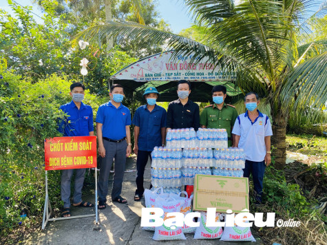 Nhiều đơn vị, địa phương thăm, tặng quà người dân khó khăn và các lực lượng tuyến đầu chống dịch COVID-19