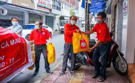 Tiếp nhận 200 suất quà hỗ trợ các hộ gia đình khó khăn