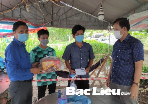Các địa phương, đơn vị thăm, tặng quà các chốt kiểm soát dịch COVID-19 và người dân gặp khó khăn