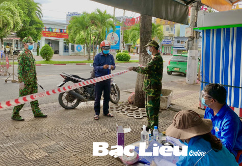 Xử phạt 2 trường hợp cố tình vượt chốt, cự cãi với lực lượng phòng, chống dịch