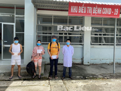 Huyện Hòa Bình trao giấy xuất viện cho 3 bệnh nhân COVID-19