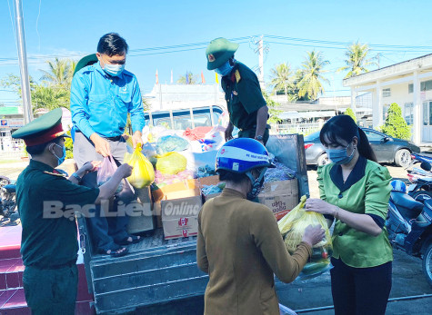 Hỗ trợ hơn 1.330 phần quà cho người dân bị ảnh hưởng dịch bệnh