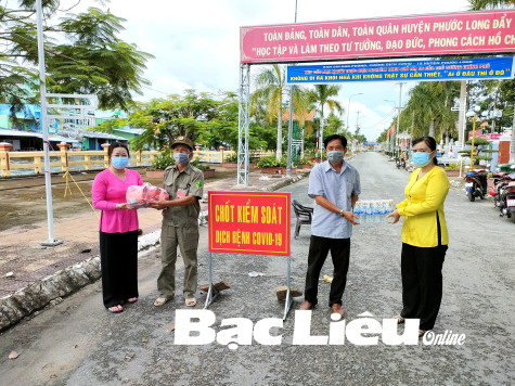 Hội LHPN huyện Phước Long thăm, tặng quà 75 chốt kiểm dịch và 2 khu cách ly tập trung
