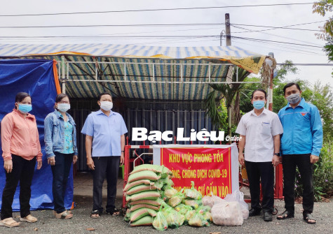 Nhiều địa phương, đơn vị tặng quà cho người dân có hoàn cảnh khó khăn và các chốt kiểm soát dịch bệnh COVID-19