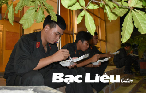 Bữa ăn vội của chiến sĩ tuyến đầu