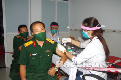Triển khai tiêm gần 12.000 liều vắc xin ngừa COVID-19 mũi 2