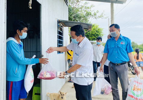 Các địa phương, đơn vị tặng quà cho người dân bị ảnh hưởng bởi dịch COVID-19