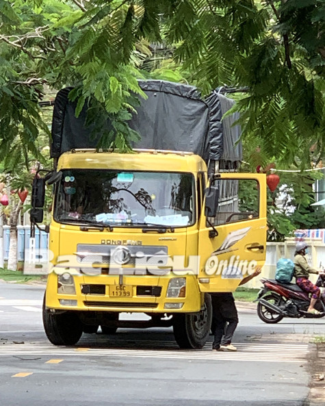 Ra quân kiểm tra người tham gia giao thông trên địa bàn thực hiện Chỉ thị 15 và 16