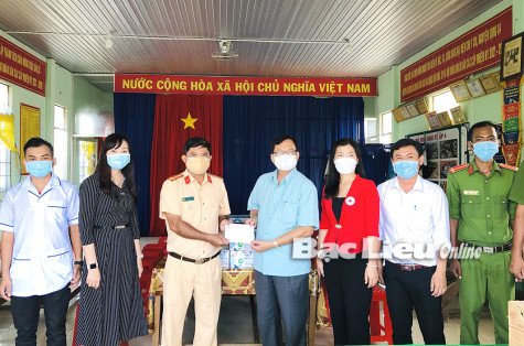 Thăm và tặng quà các chốt kiểm soát dịch bệnh COVID-19 tại các địa phương
