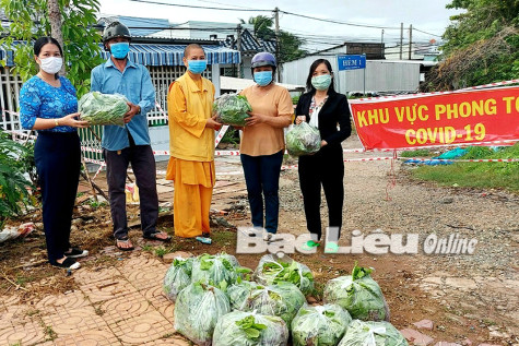 LĐLĐ huyện Đông Hải tặng 50 phần quà cho công nhân có hoàn cảnh khó khăn