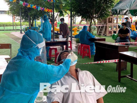 Nhân viên phục vụ trong khu điều trị bệnh nhân COVID-19 dương tính với vi rút SARS-CoV-2