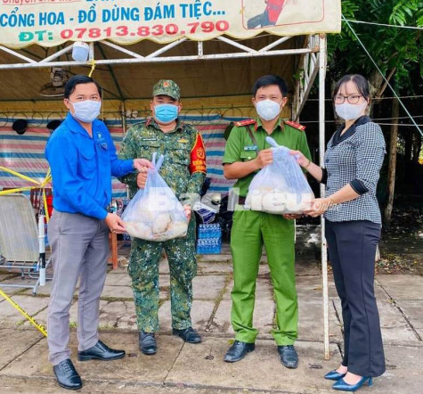 Những suất ăn đêm ấm lòng người gác chốt