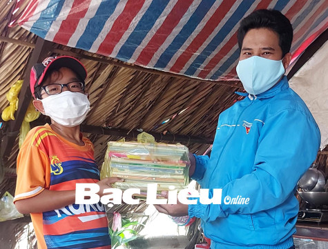 Ấm tình người​ từ những bộ sách giáo khoa cũ