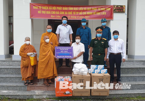 Ban từ thiện xã hội Phật giáo tỉnh tặng quà cho công dân vừa được đón về từ TP. Hồ Chí Minh