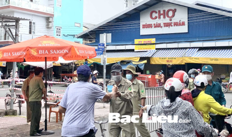TP. Bạc Liêu: Người dân đổ xô đi mua lương thực, thực phẩm từ tin đồn phong tỏa thành phố