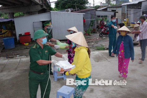 Đồn Biên phòng Nhà Mát: Trao tặng 200 suất quà cho người dân khu vực phong tỏa