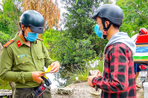 Cán bộ, đảng viên tiên phong chống dịch