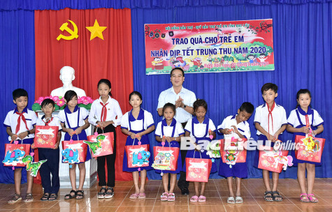 Chủ tịch UBND tỉnh chỉ đạo: Hỗ trợ cho trẻ em nghèo, bán vé số vui tết Trung thu năm 2021