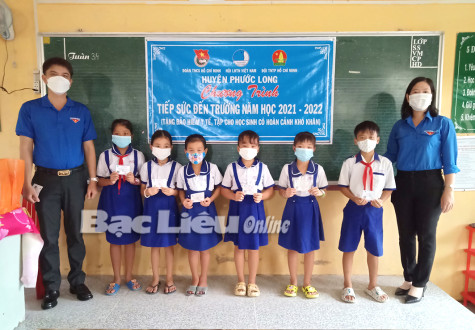 ​Tặng hơn 1.400 suất quà cho trẻ em có hoàn cảnh khó khăn vui tết Trung thu