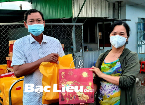 Huyện Hòa Bình: Trao tặng 176 suất quà trung thu cho lực lượng y - bác sĩ, bệnh nhân trong khu cách ly và trẻ em nghèo