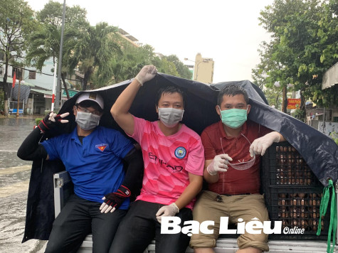 Đội mưa hỗ trợ người dân trong khu phong tỏa