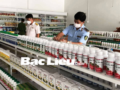 Kiểm tra đột xuất các cơ sở kinh doanh phân bón tại 2 huyện Phước Long và Hòa Bình