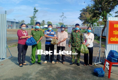 Trao tiền hỗ trợ cho đồng bào Khmer trong khu cách ly của tỉnh