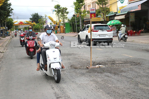 ​Đường Ninh Bình xuất hiện nhiều ổ gà, người dân lại lo