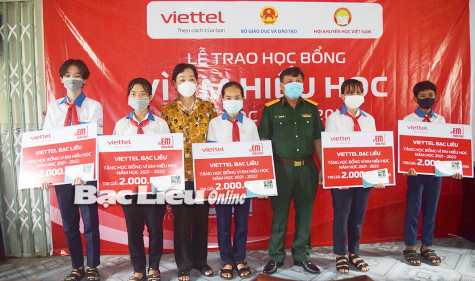 Viettel Bạc Liêu: Trao 50 suất học bổng “Vì em hiếu học”