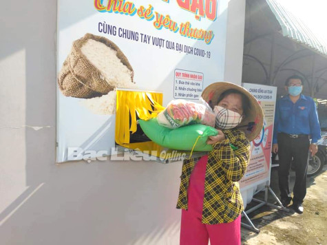 Trao tặng trên 330 túi an sinh cho người dân gặp khó khăn do dịch bệnh COVID-19