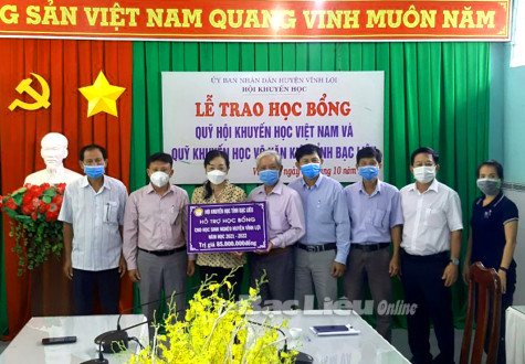Nhiều học sinh có hoàn cảnh khó khăn được tặng học bổng