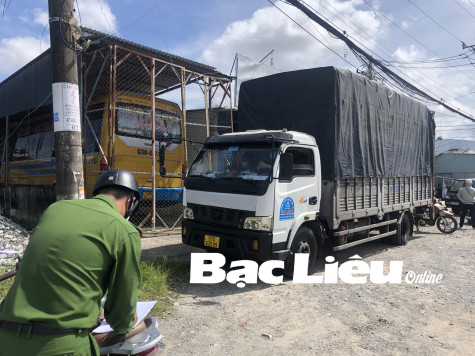 Lập biên bản 3 tài xế xe “luồng xanh” vi phạm phòng chống dịch COVID-19