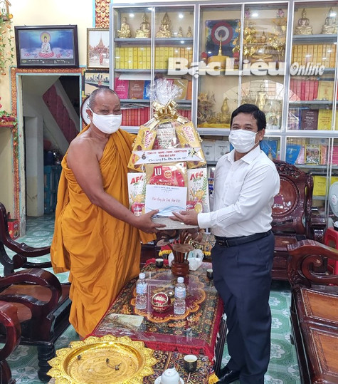 Tỉnh ủy - HĐND - UBND - Ủy ban MTTQ Việt Nam tỉnh: Thăm, chúc mừng các chùa nhân lễ Sene Đôn-ta năm 2021