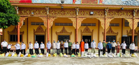 Phòng An ninh đối nội - Công an tỉnh tặng 100 phần quà cho đồng bào Khmer