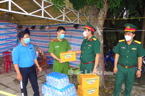 Hỗ trợ lương khô cho người dân về vùng dịch