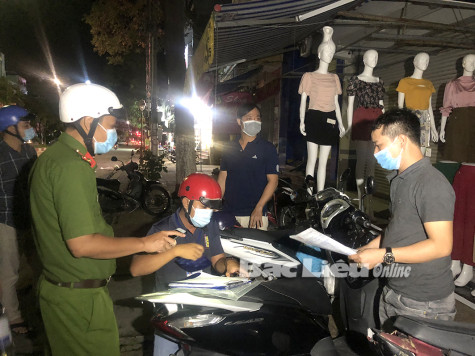 Phường 7: Phạt 5 người ngồi nhậu trên vỉa hè