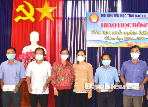 Trao 100 suất học bổng cho học sinh nghèo, khuyết tật huyện Hòa Bình