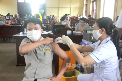 Trên 56% người dân về từ vùng dịch được tiêm vắc-xin ngừa COVID-19