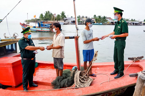 Nhà thì xa, đồn chốt thì gần