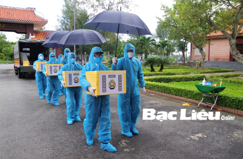 Bộ CHQS tỉnh Bạc Liêu: Bàn giao tro cốt nhân dân tử vong do dịch COVID-19 cho người thân