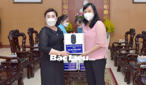 Ban từ thiện Phật giáo TP. Bạc Liêu: Trao tặng 10 máy thở phục vụ công tác phòng, chống dịch bệnh COVID-19