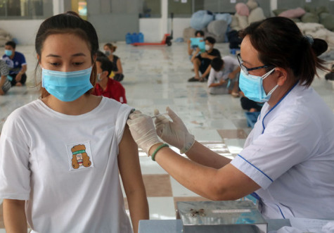 Tiêm vaccine COVID-19 cho trẻ em từ 16 -17 tuổi trước và hạ dần độ tuổi
