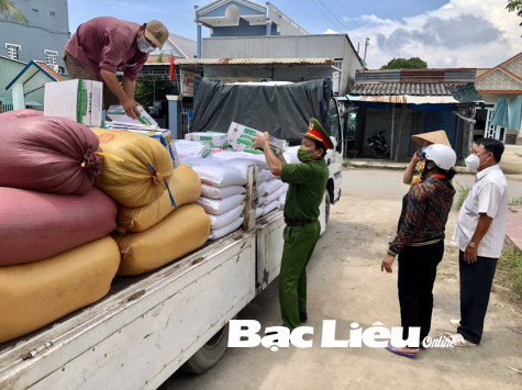 Nhiều tổ chức, cá nhân tặng quà cho người dân về từ vùng dịch và hộ có hoàn cảnh khó khăn