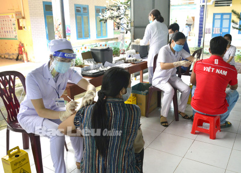 Triển khai tiêm vắc-xin ngừa COVID-19 cho hơn 24.000 người
