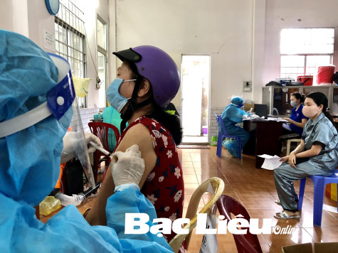 Người dân phấn khởi khi được tiêm vắc-xin phòng COVID-19