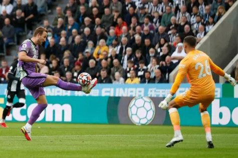 Ngược dòng đánh bại Newcastle, Tottenham có mặt top 5