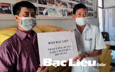Báo Bạc Liêu trao tặng quà hỗ trợ cho người dân về từ vùng dịch của huyện Hòa Bình